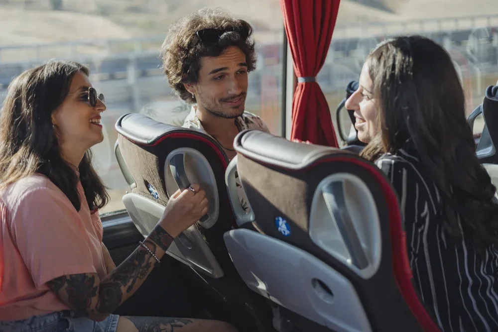 Passeggeri a bordo di autobus SAIS Autolinee