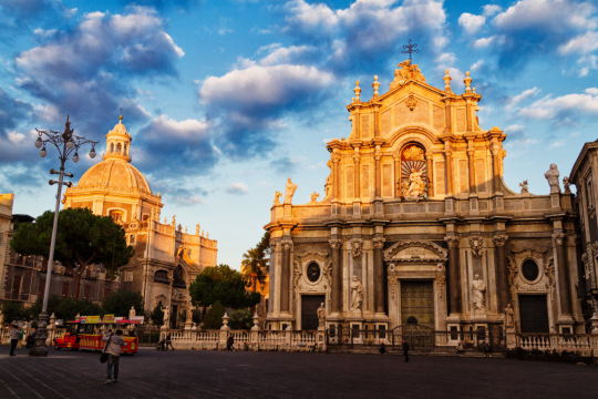 Viaggia per Catania con gli Autobus SAIS Autolinee. Nel cuore dello Jonio, immersi nella tradizione di Sant'Agata alle pendici dell'Etna