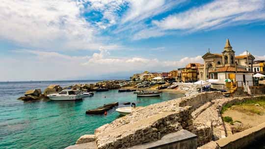 Viaggia per Messina con gli Autobus SAIS Autolinee. L'approdo sull'isola, lo stretto, la fontana del Nettuno e le incredibili passeggiate sul mare