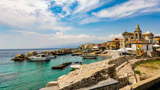 Viaggia per Messina con gli Autobus SAIS Autolinee. L'approdo sull'isola, lo stretto, la fontana del Nettuno e le incredibili passeggiate sul mare