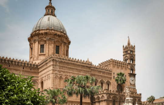 Viaggia per Palermo con gli Autobus SAIS Autolinee. Il capoluogo, tra i vicoli di Ballarò, le voci della Vuccirìa e una storia Araba senza tempo